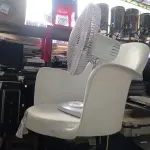 LOTE 190 - 01 CADEIRA COM BASE GIRATÓRIA E 01 VENTILADOR (NO ESTADO) ATENÇÃO! FAZER A VISITAÇÃO ANTES DE ARREMATAR, NÃO SABEMOS SE FUNCIONA. LEILÃO NÃO TEM GARANTIA E NEM DEVOLUÇÃO, SUJEITO A POSSÍVEIS AVARIAS VISÍVEIS/OCULTAS E/OU AUSÊNCIA DE COMPONENTES.