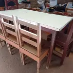 LOTE 405 - 01 MESA EM MADEIRA COM 04 CADEIRAS EM MADEIRA (NO ESTADO) ATENÇÃO! FAZER A VISITAÇÃO ANTES DE ARREMATAR, NÃO SABEMOS SE FUNCIONA. LEILÃO NÃO TEM GARANTIA E NEM DEVOLUÇÃO, SUJEITO A POSSÍVEIS AVARIAS VISÍVEIS/OCULTAS E/OU AUSÊNCIA DE COMPONENTES.