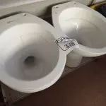 LOTE 338 - 02 VASOS SANITÁRIOS (NO ESTADO) ATENÇÃO! FAZER A VISITAÇÃO ANTES DE ARREMATAR, NÃO SABEMOS SE FUNCIONA. LEILÃO NÃO TEM GARANTIA E NEM DEVOLUÇÃO, SUJEITO A POSSÍVEIS AVARIAS VISÍVEIS/OCULTAS E/OU AUSÊNCIA DE COMPONENTES.