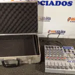 LOTE 201 - 01 MESA DE SOM 06 CANAIS MARCA UNIC MOD: MAC-06 E 01 MALETAS (NO ESTADO) ATENÇÃO! FAZER A VISITAÇÃO ANTES DE ARREMATAR, NÃO SABEMOS SE FUNCIONA. LEILÃO NÃO TEM GARANTIA E NEM DEVOLUÇÃO, SUJEITO A POSSÍVEIS AVARIAS VISÍVEIS/OCULTAS E/OU AUSÊNCIA DE COMPONENTES.