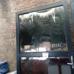 LOTE 420 - 01 PORTA EM ALUMÍNIO COM VIDRO BRINDADO (NO ESTADO) ATENÇÃO! FAZER A VISITAÇÃO ANTES DE ARREMATAR, NÃO SABEMOS SE FUNCIONA. LEILÃO NÃO TEM GARANTIA E NEM DEVOLUÇÃO, SUJEITO A POSSÍVEIS AVARIAS VISÍVEIS/OCULTAS E/OU AUSÊNCIA DE COMPONENTES.