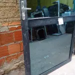 LOTE 427 - 01 PORTA EM ALUMÍNIO COM VIDRO BRINDADO (NO ESTADO) ATENÇÃO! FAZER A VISITAÇÃO ANTES DE ARREMATAR, NÃO SABEMOS SE FUNCIONA. LEILÃO NÃO TEM GARANTIA E NEM DEVOLUÇÃO, SUJEITO A POSSÍVEIS AVARIAS VISÍVEIS/OCULTAS E/OU AUSÊNCIA DE COMPONENTES.