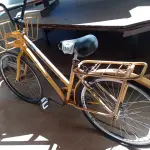 LOTE 416 - 01 BICICLETA AMARELA COM CESTO E GARUPA COM  ARO 26 (NO ESTADO) ATENÇÃO! FAZER A VISITAÇÃO ANTES DE ARREMATAR, NÃO SABEMOS SE FUNCIONA. LEILÃO NÃO TEM GARANTIA E NEM DEVOLUÇÃO, SUJEITO A POSSÍVEIS AVARIAS VISÍVEIS/OCULTAS E/OU AUSÊNCIA DE COMPONENTES.