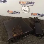 LOTE 365 - 01 CONSOLE DE XBOX 360 COM FONTE (NO ESTADO) ATENÇÃO! FAZER A VISITAÇÃO ANTES DE ARREMATAR, NÃO SABEMOS SE FUNCIONA. LEILÃO NÃO TEM GARANTIA E NEM DEVOLUÇÃO, SUJEITO A POSSÍVEIS AVARIAS VISÍVEIS/OCULTAS E/OU AUSÊNCIA DE COMPONENTES.