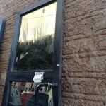 LOTE 423 - 01 PORTA EM ALUMÍNIO COM VIDRO BRINDADO (NO ESTADO) ATENÇÃO! FAZER A VISITAÇÃO ANTES DE ARREMATAR, NÃO SABEMOS SE FUNCIONA. LEILÃO NÃO TEM GARANTIA E NEM DEVOLUÇÃO, SUJEITO A POSSÍVEIS AVARIAS VISÍVEIS/OCULTAS E/OU AUSÊNCIA DE COMPONENTES.
