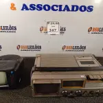 LOTE 347 - 01 TV/RADIO PRECISION E 01 TV/RADIO/CASSETE BAKOSONIC (ANTIGO E FUNCIONANDO) (NO ESTADO) ATENÇÃO! FAZER A VISITAÇÃO ANTES DE ARREMATAR, NÃO SABEMOS SE FUNCIONA. LEILÃO NÃO TEM GARANTIA E NEM DEVOLUÇÃO, SUJEITO A POSSÍVEIS AVARIAS VISÍVEIS/OCULTAS E/OU AUSÊNCIA DE COMPONENTES.