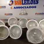 LOTE 133 - 08 LUMINÁRIAS. (NO ESTADO) ATENÇÃO! FAZER A VISITAÇÃO ANTES DE ARREMATAR, NÃO SABEMOS SE FUNCIONA. LEILÃO NÃO TEM GARANTIA E NEM DEVOLUÇÃO, SUJEITO A POSSÍVEIS AVARIAS VISÍVEIS/OCULTAS E/OU AUSÊNCIA DE COMPONENTES.