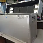 LOTE 240 - 01 CASE EM MADEIRA (NO ESTADO) ATENÇÃO! FAZER A VISITAÇÃO ANTES DE ARREMATAR, NÃO SABEMOS SE FUNCIONA. LEILÃO NÃO TEM GARANTIA E NEM DEVOLUÇÃO, SUJEITO A POSSÍVEIS AVARIAS VISÍVEIS/OCULTAS E/OU AUSÊNCIA DE COMPONENTES.