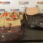 LOTE 379 - 04 BOLSAS FEMININAS DE GRIFE MODELOS DIVERSOS (NO ESTADO) ATENÇÃO! FAZER A VISITAÇÃO ANTES DE ARREMATAR, NÃO SABEMOS SE FUNCIONA. LEILÃO NÃO TEM GARANTIA E NEM DEVOLUÇÃO, SUJEITO A POSSÍVEIS AVARIAS VISÍVEIS/OCULTAS E/OU AUSÊNCIA DE COMPONENTES.