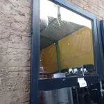 LOTE 420 - 01 PORTA EM ALUMÍNIO COM VIDRO BRINDADO (NO ESTADO) ATENÇÃO! FAZER A VISITAÇÃO ANTES DE ARREMATAR, NÃO SABEMOS SE FUNCIONA. LEILÃO NÃO TEM GARANTIA E NEM DEVOLUÇÃO, SUJEITO A POSSÍVEIS AVARIAS VISÍVEIS/OCULTAS E/OU AUSÊNCIA DE COMPONENTES.
