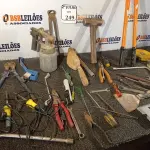 LOTE 249 - 01 CAIXA COM FERRAMENTAS DIVERSAS (NO ESTADO) ATENÇÃO! FAZER A VISITAÇÃO ANTES DE ARREMATAR, NÃO SABEMOS SE FUNCIONA. LEILÃO NÃO TEM GARANTIA E NEM DEVOLUÇÃO, SUJEITO A POSSÍVEIS AVARIAS VISÍVEIS/OCULTAS E/OU AUSÊNCIA DE COMPONENTES.
