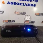 LOTE 375 - 01 PROJETOR EPSON HDMI (NO ESTADO) ATENÇÃO! FAZER A VISITAÇÃO ANTES DE ARREMATAR, NÃO SABEMOS SE FUNCIONA. LEILÃO NÃO TEM GARANTIA E NEM DEVOLUÇÃO, SUJEITO A POSSÍVEIS AVARIAS VISÍVEIS/OCULTAS E/OU AUSÊNCIA DE COMPONENTES.