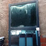 LOTE 424 - 01 PORTA EM ALUMÍNIO COM VIDRO BRINDADO (NO ESTADO) ATENÇÃO! FAZER A VISITAÇÃO ANTES DE ARREMATAR, NÃO SABEMOS SE FUNCIONA. LEILÃO NÃO TEM GARANTIA E NEM DEVOLUÇÃO, SUJEITO A POSSÍVEIS AVARIAS VISÍVEIS/OCULTAS E/OU AUSÊNCIA DE COMPONENTES.