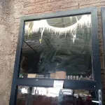 LOTE 420 - 01 PORTA EM ALUMÍNIO COM VIDRO BRINDADO (NO ESTADO) ATENÇÃO! FAZER A VISITAÇÃO ANTES DE ARREMATAR, NÃO SABEMOS SE FUNCIONA. LEILÃO NÃO TEM GARANTIA E NEM DEVOLUÇÃO, SUJEITO A POSSÍVEIS AVARIAS VISÍVEIS/OCULTAS E/OU AUSÊNCIA DE COMPONENTES.