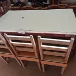 LOTE 405 - 01 MESA EM MADEIRA COM 04 CADEIRAS EM MADEIRA (NO ESTADO) ATENÇÃO! FAZER A VISITAÇÃO ANTES DE ARREMATAR, NÃO SABEMOS SE FUNCIONA. LEILÃO NÃO TEM GARANTIA E NEM DEVOLUÇÃO, SUJEITO A POSSÍVEIS AVARIAS VISÍVEIS/OCULTAS E/OU AUSÊNCIA DE COMPONENTES.
