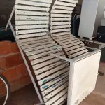 LOTE 408 - 02 ESPREGUIÇADEIRAS EM MADEIRA E 01 MESA DE CENTRO EM ALUMÍNIO (NO ESTADO) ATENÇÃO! FAZER A VISITAÇÃO ANTES DE ARREMATAR, NÃO SABEMOS SE FUNCIONA. LEILÃO NÃO TEM GARANTIA E NEM DEVOLUÇÃO, SUJEITO A POSSÍVEIS AVARIAS VISÍVEIS/OCULTAS E/OU AUSÊNCIA DE COMPONENTES.