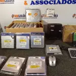 LOTE 216 - 07 HDS DIVERSOS ,10 BASES INFERIORES CAP 07,01 HD EXTERNO E 06 ADAPTADORES DE CARDDY (NO ESTADO) ATENÇÃO! FAZER A VISITAÇÃO ANTES DE ARREMATAR, NÃO SABEMOS SE FUNCIONA. LEILÃO NÃO TEM GARANTIA E NEM DEVOLUÇÃO, SUJEITO A POSSÍVEIS AVARIAS VISÍVEIS/OCULTAS E/OU AUSÊNCIA DE COMPONENTES.
