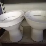 LOTE 338 - 02 VASOS SANITÁRIOS (NO ESTADO) ATENÇÃO! FAZER A VISITAÇÃO ANTES DE ARREMATAR, NÃO SABEMOS SE FUNCIONA. LEILÃO NÃO TEM GARANTIA E NEM DEVOLUÇÃO, SUJEITO A POSSÍVEIS AVARIAS VISÍVEIS/OCULTAS E/OU AUSÊNCIA DE COMPONENTES.