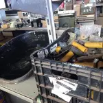 LOTE 304 - 03 CUBAS PARA CARRINHO DE MÃO E CAIXA COM PEÇAS (NO ESTADO) ATENÇÃO! FAZER A VISITAÇÃO ANTES DE ARREMATAR, NÃO SABEMOS SE FUNCIONA. LEILÃO NÃO TEM GARANTIA E NEM DEVOLUÇÃO, SUJEITO A POSSÍVEIS AVARIAS VISÍVEIS/OCULTAS E/OU AUSÊNCIA DE COMPONENTES.