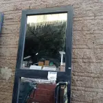 LOTE 423 - 01 PORTA EM ALUMÍNIO COM VIDRO BRINDADO (NO ESTADO) ATENÇÃO! FAZER A VISITAÇÃO ANTES DE ARREMATAR, NÃO SABEMOS SE FUNCIONA. LEILÃO NÃO TEM GARANTIA E NEM DEVOLUÇÃO, SUJEITO A POSSÍVEIS AVARIAS VISÍVEIS/OCULTAS E/OU AUSÊNCIA DE COMPONENTES.