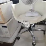 LOTE 190 - 01 CADEIRA COM BASE GIRATÓRIA E 01 VENTILADOR (NO ESTADO) ATENÇÃO! FAZER A VISITAÇÃO ANTES DE ARREMATAR, NÃO SABEMOS SE FUNCIONA. LEILÃO NÃO TEM GARANTIA E NEM DEVOLUÇÃO, SUJEITO A POSSÍVEIS AVARIAS VISÍVEIS/OCULTAS E/OU AUSÊNCIA DE COMPONENTES.