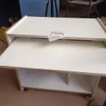 LOTE 387 - 01 MESA PARA COMPUTADOR (NO ESTADO) ATENÇÃO! FAZER A VISITAÇÃO ANTES DE ARREMATAR, NÃO SABEMOS SE FUNCIONA. LEILÃO NÃO TEM GARANTIA E NEM DEVOLUÇÃO, SUJEITO A POSSÍVEIS AVARIAS VISÍVEIS/OCULTAS E/OU AUSÊNCIA DE COMPONENTES.