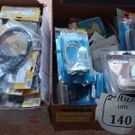 LOTE 140 - CAIXAS COM CABOS E ADAPTADORES (NO ESTADO) ATENÇÃO! FAZER A VISITAÇÃO ANTES DE ARREMATAR, NÃO SABEMOS SE FUNCIONA. LEILÃO NÃO TEM GARANTIA E NEM DEVOLUÇÃO, SUJEITO A POSSÍVEIS AVARIAS VISÍVEIS/OCULTAS E/OU AUSÊNCIA DE COMPONENTES.