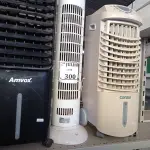 LOTE 300 - 02 CLIMATIZADORES E 01 VENTILADOR DE COLUNA COM AVARIAS (NO ESTADO) ATENÇÃO! FAZER A VISITAÇÃO ANTES DE ARREMATAR, NÃO SABEMOS SE FUNCIONA. LEILÃO NÃO TEM GARANTIA E NEM DEVOLUÇÃO, SUJEITO A POSSÍVEIS AVARIAS VISÍVEIS/OCULTAS E/OU AUSÊNCIA DE COMPONENTES.