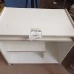 LOTE 387 - 01 MESA PARA COMPUTADOR (NO ESTADO) ATENÇÃO! FAZER A VISITAÇÃO ANTES DE ARREMATAR, NÃO SABEMOS SE FUNCIONA. LEILÃO NÃO TEM GARANTIA E NEM DEVOLUÇÃO, SUJEITO A POSSÍVEIS AVARIAS VISÍVEIS/OCULTAS E/OU AUSÊNCIA DE COMPONENTES.