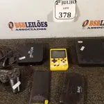 LOTE 378 - 01 PS2 ,03 CONTROLE E 01 TV BOX (NO ESTADO) ATENÇÃO! FAZER A VISITAÇÃO ANTES DE ARREMATAR, NÃO SABEMOS SE FUNCIONA. LEILÃO NÃO TEM GARANTIA E NEM DEVOLUÇÃO, SUJEITO A POSSÍVEIS AVARIAS VISÍVEIS/OCULTAS E/OU AUSÊNCIA DE COMPONENTES.