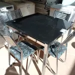 LOTE 399 - 01 MESA BASE EM FERRO CROMADO COM TAMPO EM VIDRO COM 04 CADEIRAS CROMADAS (NO ESTADO) ATENÇÃO! FAZER A VISITAÇÃO ANTES DE ARREMATAR, NÃO SABEMOS SE FUNCIONA. LEILÃO NÃO TEM GARANTIA E NEM DEVOLUÇÃO, SUJEITO A POSSÍVEIS AVARIAS VISÍVEIS/OCULTAS E/OU AUSÊNCIA DE COMPONENTES.