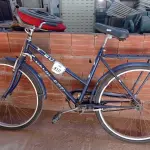 LOTE 410 - 01 BICICLETA CALOI ARO 26 AZUL (NO ESTADO) ATENÇÃO! FAZER A VISITAÇÃO ANTES DE ARREMATAR, NÃO SABEMOS SE FUNCIONA. LEILÃO NÃO TEM GARANTIA E NEM DEVOLUÇÃO, SUJEITO A POSSÍVEIS AVARIAS VISÍVEIS/OCULTAS E/OU AUSÊNCIA DE COMPONENTES.