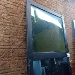 LOTE 424 - 01 PORTA EM ALUMÍNIO COM VIDRO BRINDADO (NO ESTADO) ATENÇÃO! FAZER A VISITAÇÃO ANTES DE ARREMATAR, NÃO SABEMOS SE FUNCIONA. LEILÃO NÃO TEM GARANTIA E NEM DEVOLUÇÃO, SUJEITO A POSSÍVEIS AVARIAS VISÍVEIS/OCULTAS E/OU AUSÊNCIA DE COMPONENTES.