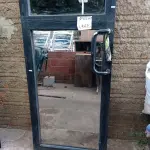 LOTE 423 - 01 PORTA EM ALUMÍNIO COM VIDRO BRINDADO (NO ESTADO) ATENÇÃO! FAZER A VISITAÇÃO ANTES DE ARREMATAR, NÃO SABEMOS SE FUNCIONA. LEILÃO NÃO TEM GARANTIA E NEM DEVOLUÇÃO, SUJEITO A POSSÍVEIS AVARIAS VISÍVEIS/OCULTAS E/OU AUSÊNCIA DE COMPONENTES.