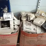 LOTE 256 - 02 CAIXAS COM TELEFONES FIXO E 02 IMPRESSORAS DE CARTÃO (NO ESTADO) ATENÇÃO! FAZER A VISITAÇÃO ANTES DE ARREMATAR, NÃO SABEMOS SE FUNCIONA. LEILÃO NÃO TEM GARANTIA E NEM DEVOLUÇÃO, SUJEITO A POSSÍVEIS AVARIAS VISÍVEIS/OCULTAS E/OU AUSÊNCIA DE COMPONENTES.