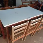 LOTE 405 - 01 MESA EM MADEIRA COM 04 CADEIRAS EM MADEIRA (NO ESTADO) ATENÇÃO! FAZER A VISITAÇÃO ANTES DE ARREMATAR, NÃO SABEMOS SE FUNCIONA. LEILÃO NÃO TEM GARANTIA E NEM DEVOLUÇÃO, SUJEITO A POSSÍVEIS AVARIAS VISÍVEIS/OCULTAS E/OU AUSÊNCIA DE COMPONENTES.