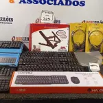 LOTE 329 - 01 CAIXA COM TECLADOS, MOUSE ,PERIFÉRICOS DIVERSOS E FONES DE OUVIDO DIVERSOS  (NO ESTADO) ATENÇÃO! FAZER A VISITAÇÃO ANTES DE ARREMATAR, NÃO SABEMOS SE FUNCIONA. LEILÃO NÃO TEM GARANTIA E NEM DEVOLUÇÃO, SUJEITO A POSSÍVEIS AVARIAS VISÍVEIS/OCULTAS E/OU AUSÊNCIA DE COMPONENTES.