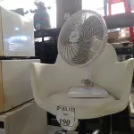 LOTE 190 - 01 CADEIRA COM BASE GIRATÓRIA E 01 VENTILADOR (NO ESTADO) ATENÇÃO! FAZER A VISITAÇÃO ANTES DE ARREMATAR, NÃO SABEMOS SE FUNCIONA. LEILÃO NÃO TEM GARANTIA E NEM DEVOLUÇÃO, SUJEITO A POSSÍVEIS AVARIAS VISÍVEIS/OCULTAS E/OU AUSÊNCIA DE COMPONENTES.