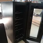 LOTE 175 - 01 ADEGA MARCA CADENCE BIVOLTS (NO ESTADO) ATENÇÃO! FAZER A VISITAÇÃO ANTES DE ARREMATAR, NÃO SABEMOS SE FUNCIONA. LEILÃO NÃO TEM GARANTIA E NEM DEVOLUÇÃO, SUJEITO A POSSÍVEIS AVARIAS VISÍVEIS/OCULTAS E/OU AUSÊNCIA DE COMPONENTES.