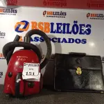 LOTE 151 - 01 ASPIRADOR DE PÓ ELETROLUX E MALETA DE COURO (NO ESTADO) ATENÇÃO! FAZER A VISITAÇÃO ANTES DE ARREMATAR, NÃO SABEMOS SE FUNCIONA. LEILÃO NÃO TEM GARANTIA E NEM DEVOLUÇÃO, SUJEITO A POSSÍVEIS AVARIAS VISÍVEIS/OCULTAS E/OU AUSÊNCIA DE COMPONENTES.
