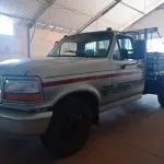 LOTE 010 - 01 CAMINHÃO FORD/F4000 TURBO 4.3T, MOTOR X10 MWM DIESEL, ANO 1997/97, COR PRATA, SEM DÉBITOS , ESTA COM ENTRADA DE AR.(NO ESTADO)