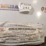 LOTE 242 - 01 ROLO DE CABO FLEXÍVEL 1×4,00MM NA COR BRANCA. (NO ESTADO) ATENÇÃO! FAZER A VISITAÇÃO ANTES DE ARREMATAR, NÃO SABEMOS SE FUNCIONA. LEILÃO NÃO TEM GARANTIA E NEM DEVOLUÇÃO, SUJEITO A POSSÍVEIS AVARIAS VISÍVEIS/OCULTAS E/OU AUSÊNCIA DE COMPONENTES.