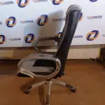LOTE 294 - 01 CADEIRA PARA ESCRITÓRIO COM BASE GIRATÓRIA. (NO ESTADO) ATENÇÃO! FAZER A VISITAÇÃO ANTES DE ARREMATAR, NÃO SABEMOS SE FUNCIONA. LEILÃO NÃO TEM GARANTIA E NEM DEVOLUÇÃO, SUJEITO A POSSÍVEIS AVARIAS VISÍVEIS/OCULTAS E/OU AUSÊNCIA DE COMPONENTES.