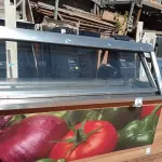LOTE 448 - 01 BALCÃO CONDIMENTADOR REFRIGERADO COM PORTAS DE VIDRO, CUBAS COM BANHO MARIA ,TEMPERATURA ATÉ100* TEMPERATURA:+1* A +7*C GABINETE EM AÇO EM INOX 100CM DE LARGURA POR 220CM DE COMPRIMENTO ,146CM ALTURA (NO ESTADO) ATENÇÃO! FAZER A VISITAÇÃO ANTES DE ARREMATAR, NÃO SABEMOS SE FUNCIONA. LEILÃO NÃO TEM GARANTIA E NEM DEVOLUÇÃO, SUJEITO A POSSÍVEIS AVARIAS VISÍVEIS/OCULTAS E/OU AUSÊNCIA DE COMPONENTES.
