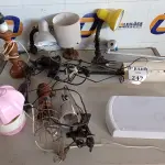 LOTE 247 - 01 LOTE COM LUMINÁRIAS DE MESA DIVERSAS. (NO ESTADO) ATENÇÃO! FAZER A VISITAÇÃO ANTES DE ARREMATAR, NÃO SABEMOS SE FUNCIONA. LEILÃO NÃO TEM GARANTIA E NEM DEVOLUÇÃO, SUJEITO A POSSÍVEIS AVARIAS VISÍVEIS/OCULTAS E/OU AUSÊNCIA DE COMPONENTES.