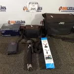 LOTE 266 - 02 CAMERAS FOTOGRAFICAS, 02 TRIPÉS E 01 BOLSA PARA FILMADORA ATENÇÃO! FAZER A VISITAÇÃO ANTES DE ARREMATAR, NÃO SABEMOS SE FUNCIONA. LEILÃO NÃO TEM GARANTIA E NEM DEVOLUÇÃO, SUJEITO A POSSÍVEIS AVARIAS VISÍVEIS/OCULTAS E/OU AUSÊNCIA DE COMPONENTES.