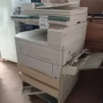 LOTE 443 - 01 IMPRESSORA XEROX PRO 423 (NO ESTADO) ATENÇÃO! FAZER A VISITAÇÃO ANTES DE ARREMATAR, NÃO SABEMOS SE FUNCIONA. LEILÃO NÃO TEM GARANTIA E NEM DEVOLUÇÃO, SUJEITO A POSSÍVEIS AVARIAS VISÍVEIS/OCULTAS E/OU AUSÊNCIA DE COMPONENTES.