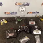 LOTE 186 - 04 CONTROLES E 03 HELICÓPTERO. (NO ESTADO) ATENÇÃO! FAZER A VISITAÇÃO ANTES DE ARREMATAR, NÃO SABEMOS SE FUNCIONA. LEILÃO NÃO TEM GARANTIA E NEM DEVOLUÇÃO, SUJEITO A POSSÍVEIS AVARIAS VISÍVEIS/OCULTAS E/OU AUSÊNCIA DE COMPONENTES.