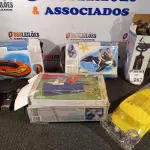 LOTE 267 - 01 COLCHÃO INFLAVEL DE SOLTEIRO,02 BOIAS INFLÁVEIS ,01 BOMBA MANUAL ,01 BOMBA ELETRICA E 01 TRANSFORMADOR ATENÇÃO! FAZER A VISITAÇÃO ANTES DE ARREMATAR, NÃO SABEMOS SE FUNCIONA. LEILÃO NÃO TEM GARANTIA E NEM DEVOLUÇÃO, SUJEITO A POSSÍVEIS AVARIAS VISÍVEIS/OCULTAS E/OU AUSÊNCIA DE COMPONENTES.
