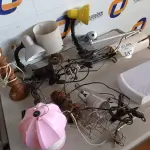 LOTE 247 - 01 LOTE COM LUMINÁRIAS DE MESA DIVERSAS. (NO ESTADO) ATENÇÃO! FAZER A VISITAÇÃO ANTES DE ARREMATAR, NÃO SABEMOS SE FUNCIONA. LEILÃO NÃO TEM GARANTIA E NEM DEVOLUÇÃO, SUJEITO A POSSÍVEIS AVARIAS VISÍVEIS/OCULTAS E/OU AUSÊNCIA DE COMPONENTES.